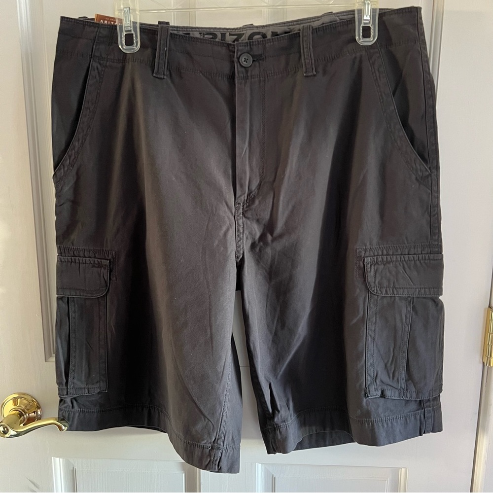 NWT Mens ARIZONA JEAN COMPANY Dark Charcoal Cargo Shorts Size 40